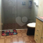 Casa térrea com 3 dormitórios, sendo 2 suítes.