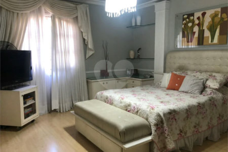 Sobrado com 363m² à venda no Alto da Moóca - 3 suítes e 6 vagas.