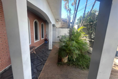 Casa espaçosa e confortável em um bairro tranquilo a venda.