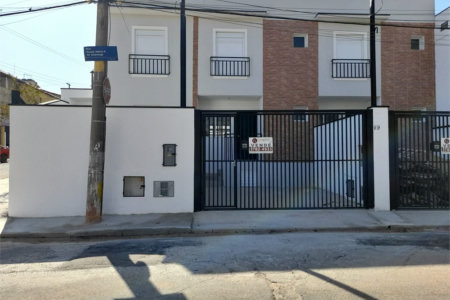 Sobrado novo com duas suites , duas vagas .