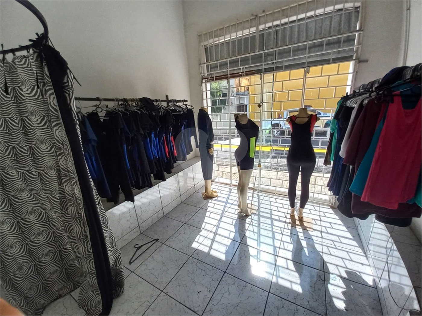 Salão comercial com 206,00 m² .