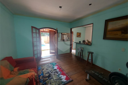 Casa térrea com piscina no Residencial Samambaia.