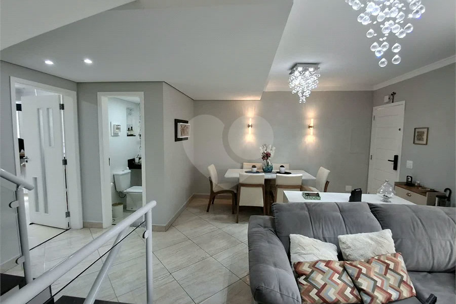 Casa à venda com 3 quartos, sendo 1 suíte, no condomínio Vila Arnoni, São Paulo - SP