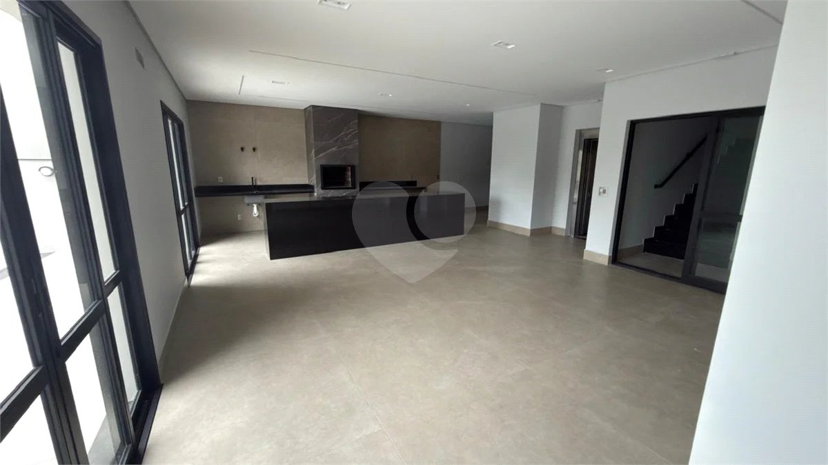 Sobrado de alto padrão no Swiss Park, totalmente reformado, com 4 suítes, piscina, elevador, espaço gourmet, 4 vagas e condomínio com lazer completo.
