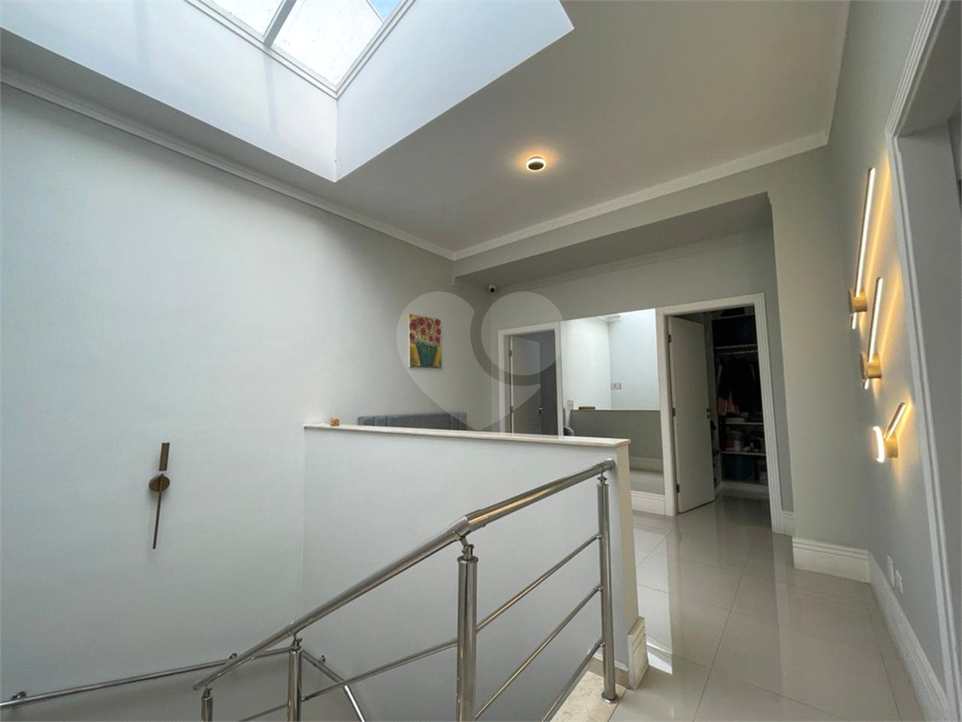 Casa com 4 quartos em condomínio fechado com piscina