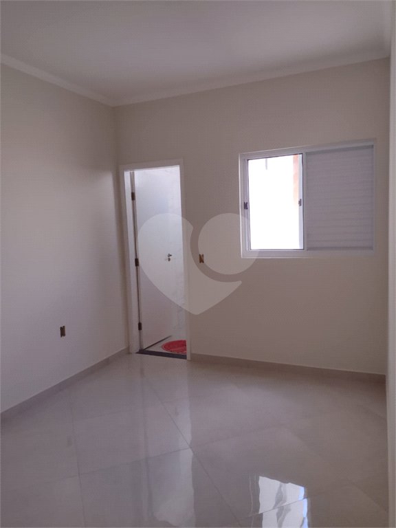 Casa Térrea com 3 dormitórios, sendo 1 suíte.