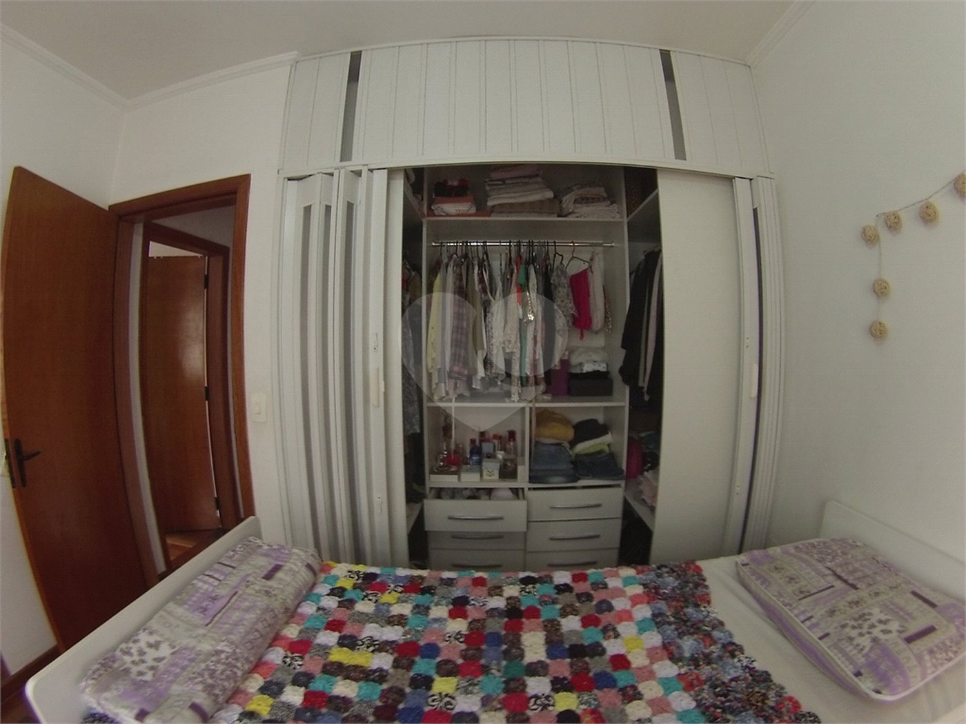 Sobrado com 4 quartos sendo 2 suítes.