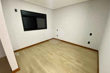 Casa à Venda no Condomínio Damha II