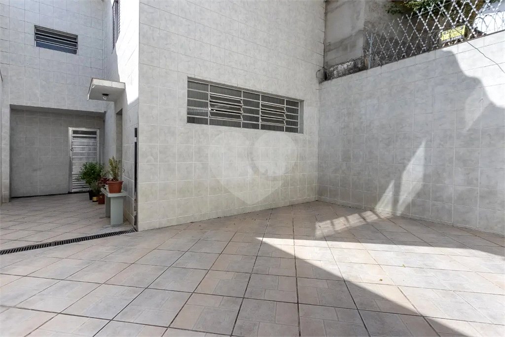 Sobrado no Jabaquara com 280m², 3 dormitórios, quintal amplo, varanda e 3 vagas de garagem.