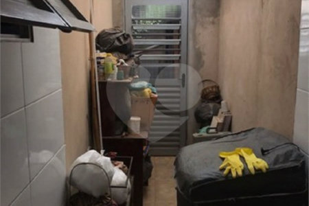 Casa térrea com 3 dormitórios, sendo 1 suíte.