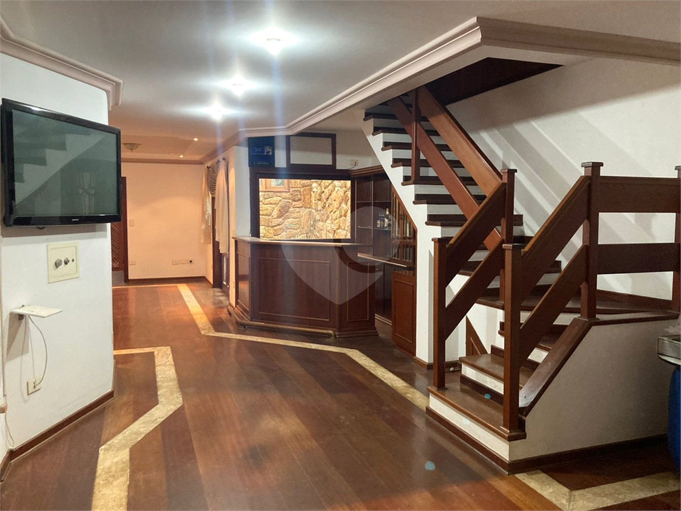 Casa Térrea com Acabamento em Tijolo Aparente e Quintal Amplo - Próximo ao Shopping Iguatemi