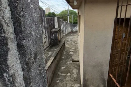 Terreno com 308 m² e excelente potencial, ideal para moradia, renda ou investimento. Possui duas casas no terreno e 3 vagas de garagem