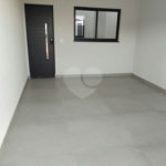 Casa térrea a venda no Jd Sabias! 2 dormitórios sendo 1 suíte com 1 vaga de garagem - Forro de drywall - Água fria e quente - Porcelanato 80x80 na casa toda - Esquadrias pretas - Marmoraria toda em pedra preto negresco - Portão automático -Jardim dos Sabiás tem rápido acesso para rodovia