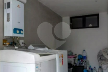 Sua oportunidade única na Vila Gumercindo! Casa espaçosa de 257m² com 4 dormitórios (sendo 2 suítes), 2 vagas de garagem e excelente localização, venda.
