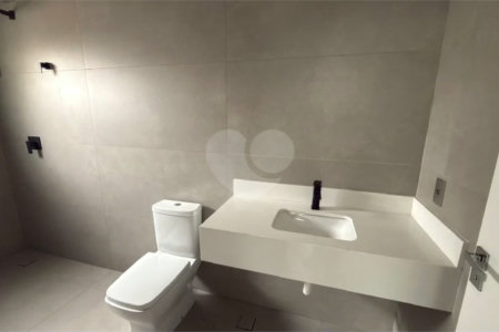 Sobrado de alto padrão no Swiss Park, totalmente reformado, com 4 suítes, piscina, elevador, espaço gourmet, 4 vagas e condomínio com lazer completo.