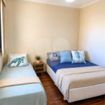 Apartamento á venda no centro com dois dormitórios e sacada.