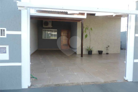 Casa Térrea com 2 dormitórios, sendo 1 suíte.