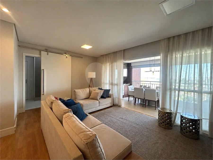 Apartamento de 127 m² em andar alto, com vista livre, 3 suítes planejadas, sacada gourmet envidraçada, 2 vagas e lazer completo, próximo ao Shopping Golden Square e à Avenida Kennedy.