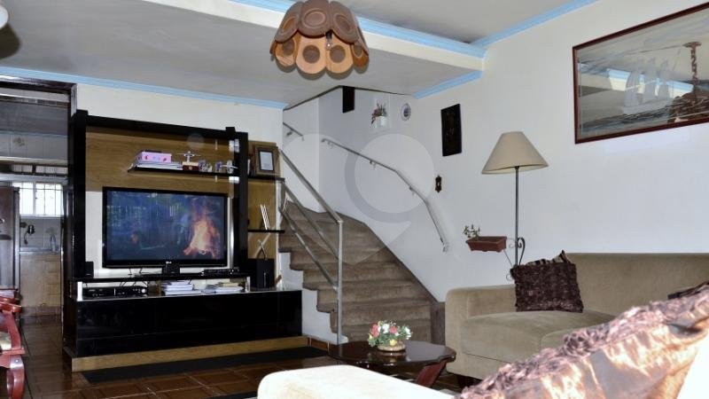 Sobrado na Saúde (2 casas c/2 quartos cada uma/entradas separadas)
