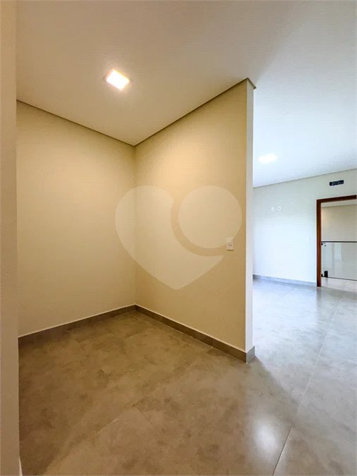 Indaiatuba - Condomínio Milano - Sobrado - 350 m² de terreno - 240 m² de área construída - 4 vagas de garagem, sendo 2 cobertas - Salas de estar e jantar integradas - 3 suítes com closet e varanda no pavimento superior - Escritório no térreo - Espaço gourmet com churrasqueira - Banheiro externo