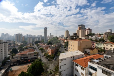 Apartamento a venda na Rua Gaspar Lourenço totalmente reformado - 2 quartos, varanda