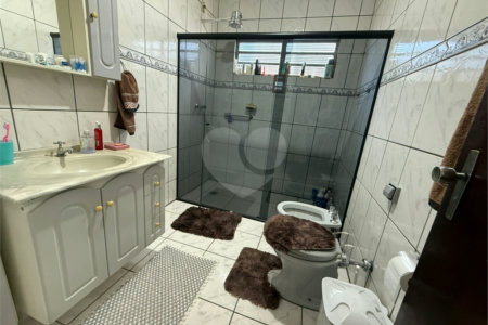 Casa térrea com piscina e 3 quartos.