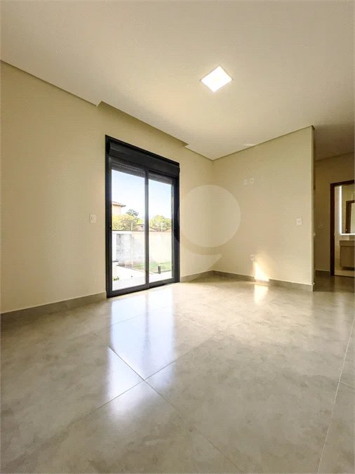 Indaiatuba - Condomínio Milano - Sobrado - 350 m² de terreno - 240 m² de área construída - 4 vagas de garagem, sendo 2 cobertas - Salas de estar e jantar integradas - 3 suítes com closet e varanda no pavimento superior - Escritório no térreo - Espaço gourmet com churrasqueira - Banheiro externo
