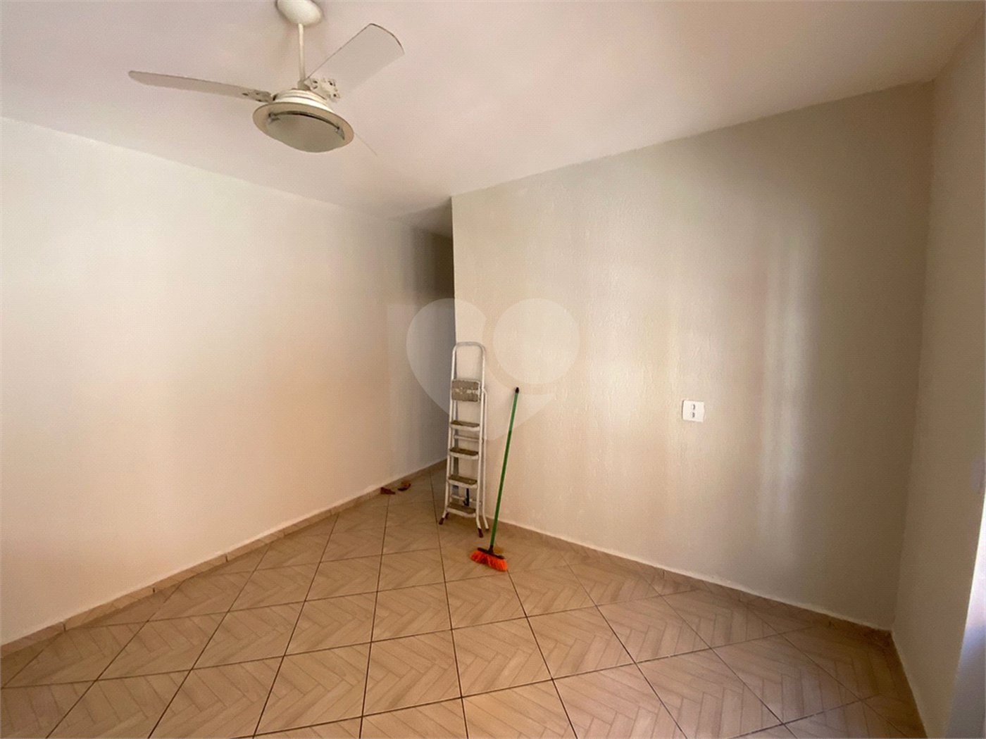 Casa térrea com salão comercial para venda no Santa Felícia.
