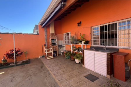 Sobrado a Venda com 3 dormitórios em Atibaia