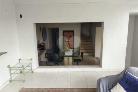 Vende Sobrado com 180m² - Vila Santa Catarina