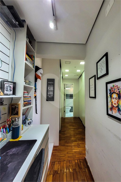 Apartamento de 143m² com 3 dormitórios e 2 vagas de garagem.