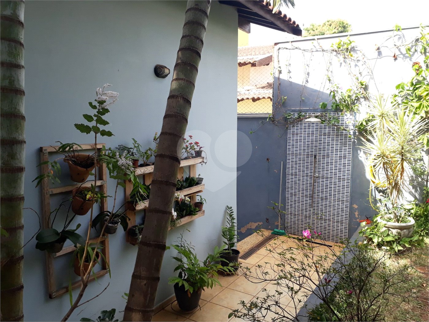 Sobrado com quintal amplo e arborizado a venda