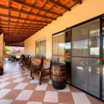 Chácara com excelente infraestrutura, contendo casa com 8 dormitórios, 900 m² de área construída, área total de 3000m², piscina adulto e infantil, churrasqueira, quadra gramada de futebol - Rio Acima - Atibaia/SP 900 m² Área construída 3.000 m² Área do terreno