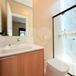 Casa térrea com 3 suítes no Condomínio Residencial Viena em Indaiatuba-SP - Acabamento de alto padrão - R$ 1.690.000,00 - AT 250 m² - AC 158 m² - 3 suítes,, sendo 1 suíte master com closet - Sala para dois ambientes (estar e jantar) - Cozinha planejada com ilha cooktop, forno elétrico e micro-ondas,