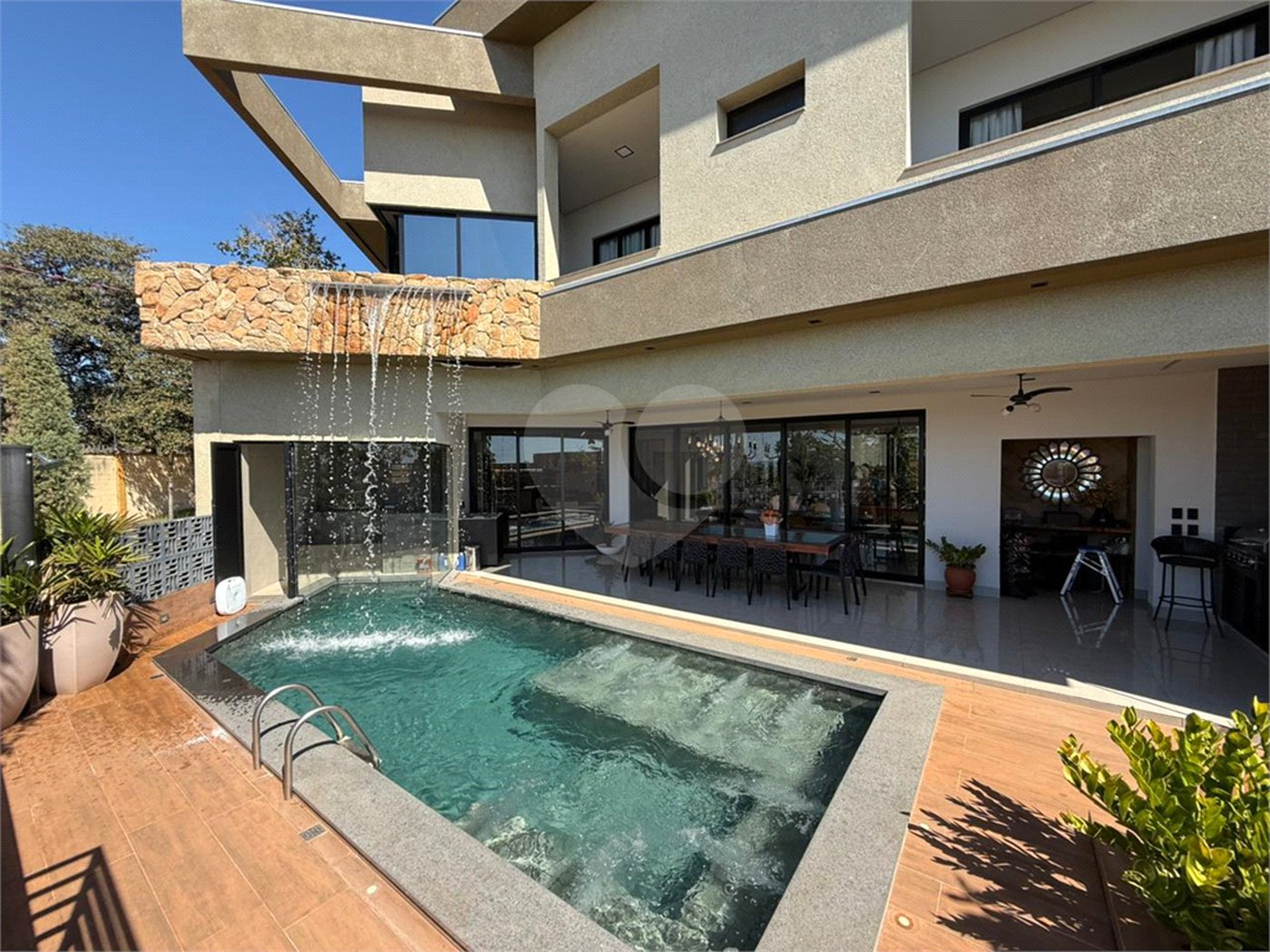 Casa à venda com 5 quartos, sendo 4 suítes,  em Village do Lago, Três Lagoas, MS