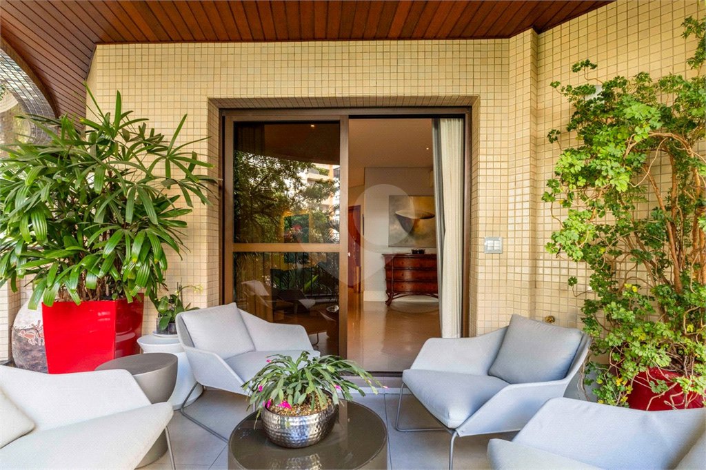 Apartamento à venda com 4 quartos, sendo 3 suítes, em Moema, São Paulo, SP