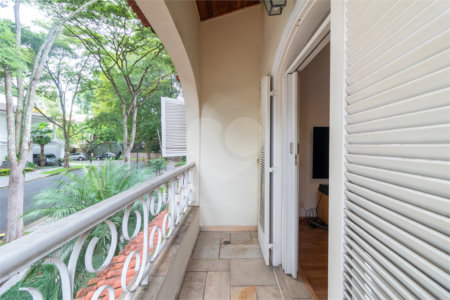 Casa à venda com 4 quartos, sendo 2 suítes,  no condomínio Vila das Flores, São Paulo - SP
