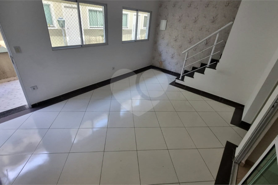 Casa à venda com 3 quartos, sendo 1 suíte,  no condomínio Rafaela I, São Paulo - SP