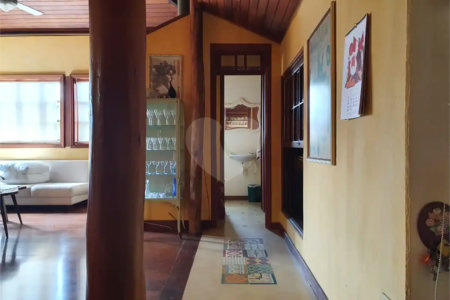 Casa à venda com 3 quartos, sendo 1 suíte, no Centro, São Roque, SP