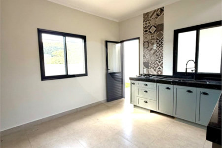 Casa à venda ou para alugar com 3 quartos, sendo 1 suíte, no condomínio Residencial Marchant Buarque, Atibaia - SP