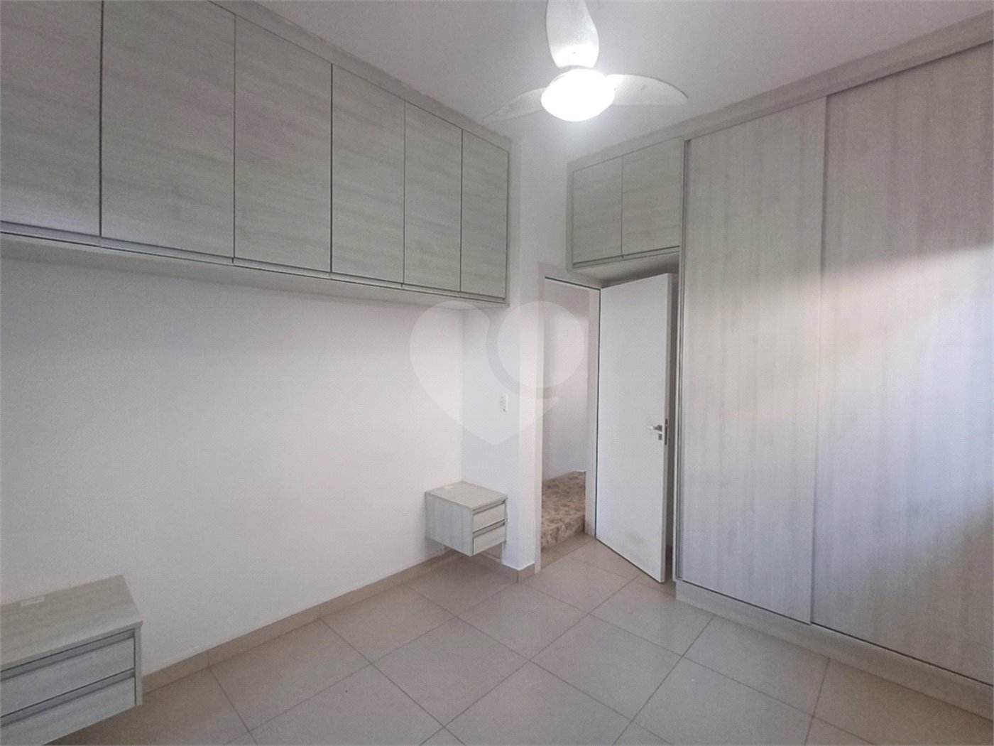 Casa à venda com 3 quartos, sendo 2 suítes, no condomínio Sollaris, Araraquara - SP