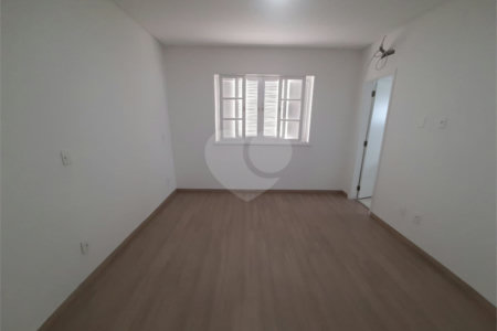 Sobrado à venda com 4 quartos, sendo 3 suítes, em Vila Paulicéia, São Paulo, SP