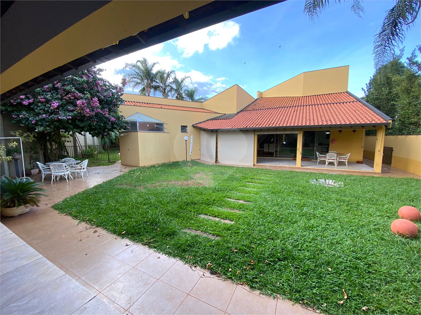 Casa térrea no Condomínio Parque Faber I