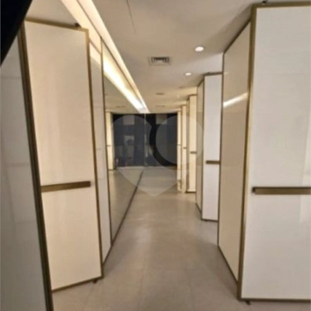 Prédio Comercial com 300m² , 3 pavimentos , refeitório , 2 banheiros , à venda no Brás.