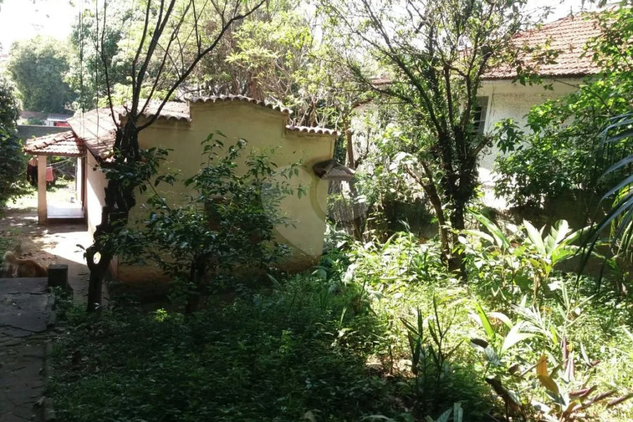 Casa térrea à venda em local tranquilo e arborizado
