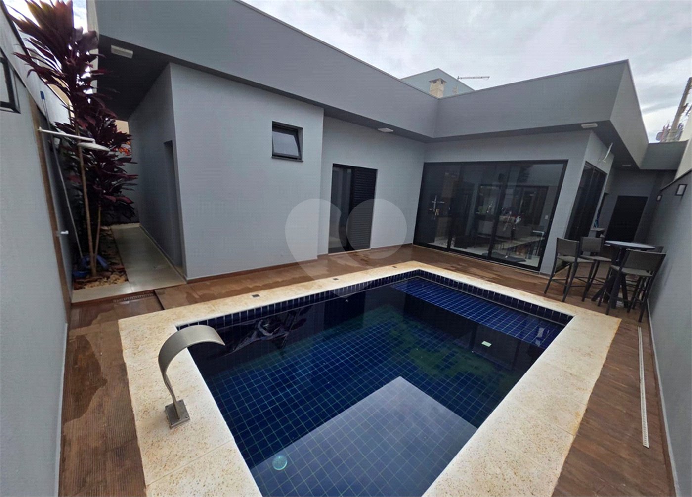 Casa térrea no Village Damha IV 3 quartos e piscina.