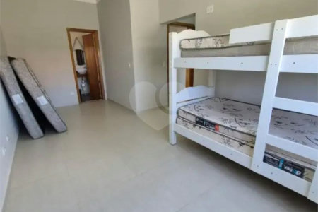 Casa à venda com 3 suítes no condomínio Chácaras Arumã, Sarapuí - SP