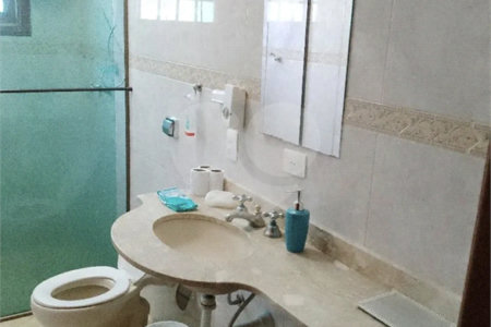 Casa à venda com 4 quartos, sendo 1 suíte, no condomínio Quinta da Cachoeira, Embu das Artes - SP