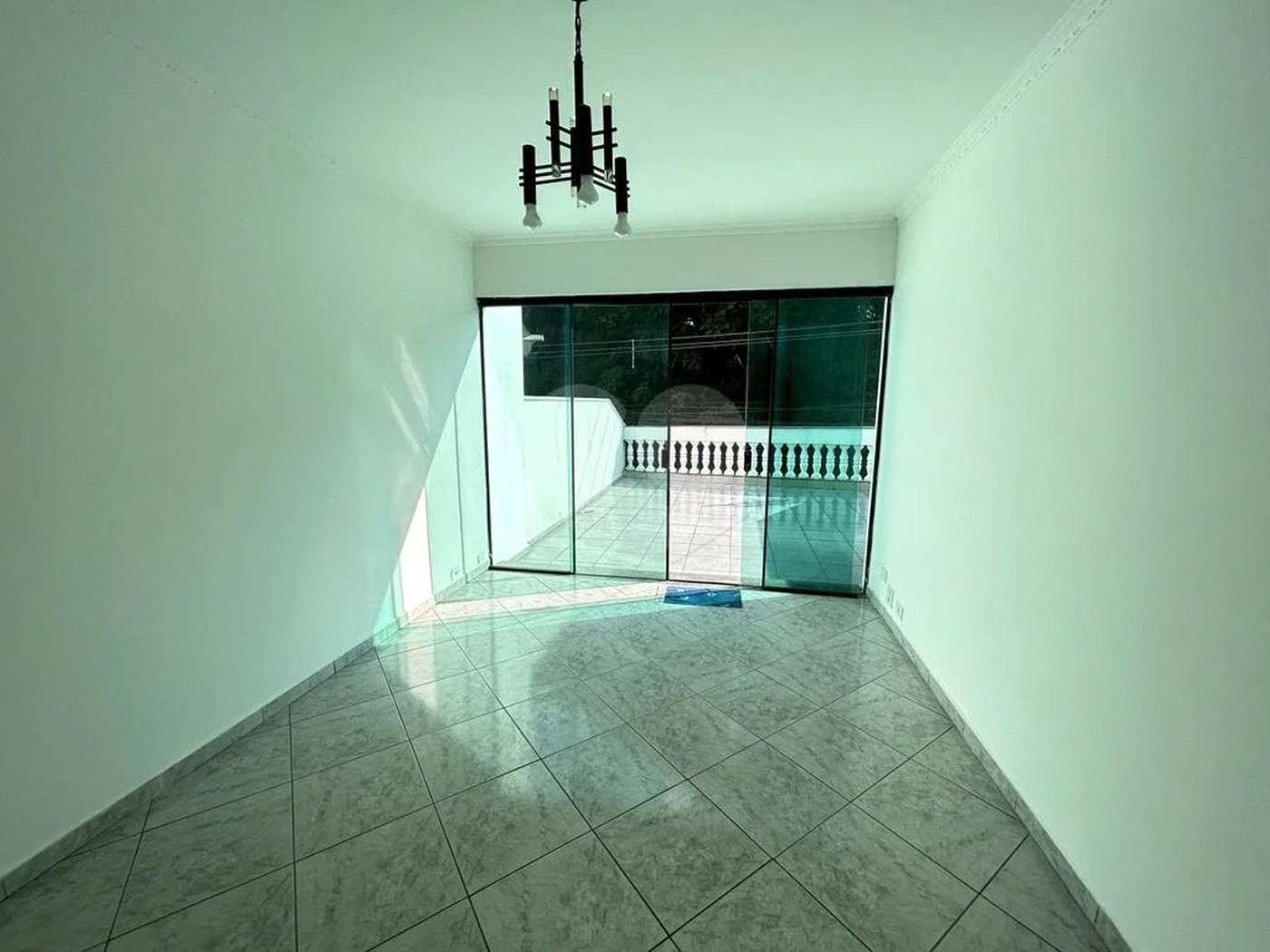 SOBRADO PARA LOCAÇÃO NO PARQUE DOMINGOS COM 03 DORM 01 SUITE 02 VAGAS DE GARAGEM