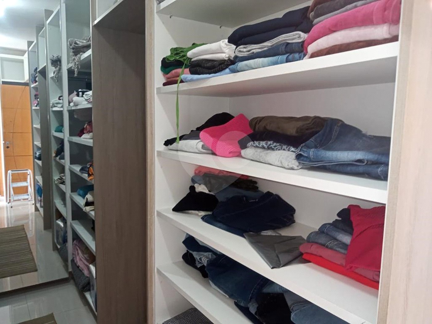 Casa à venda com 4 quartos, sendo 3 suítes, no condomínio Refúgio do Sauá I, Atibaia - SP